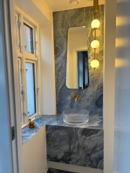 Unik håndvaskeløsning med specialtilpassede overflader lavet af murer ved renovering af badeværelse i Farsø og omegn.